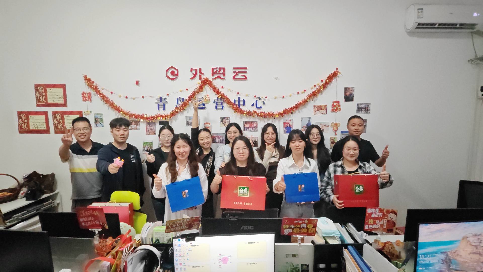 Maotong feirer nasjonaldagen og midthøstfestivalen